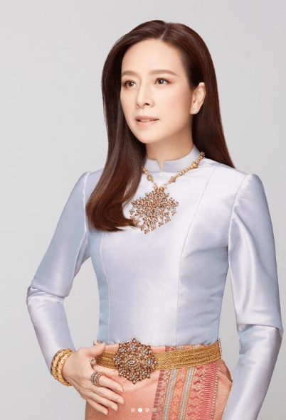 分析|泰国华裔富婆精修照似假人!清纯明星脸不像55岁,迷得泰王眼直勾