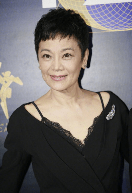 身材|张艾嘉的身材可不像是快70岁，与周润发相拥，更显女人柔情