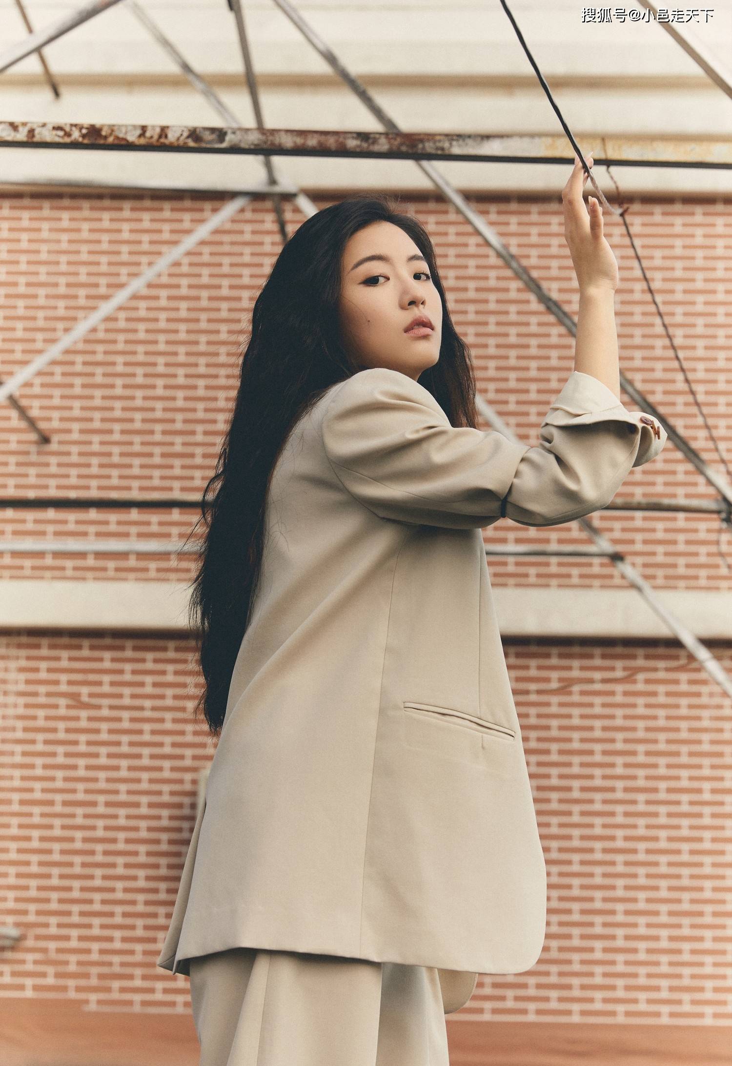 孙芮浅色西装优雅写真