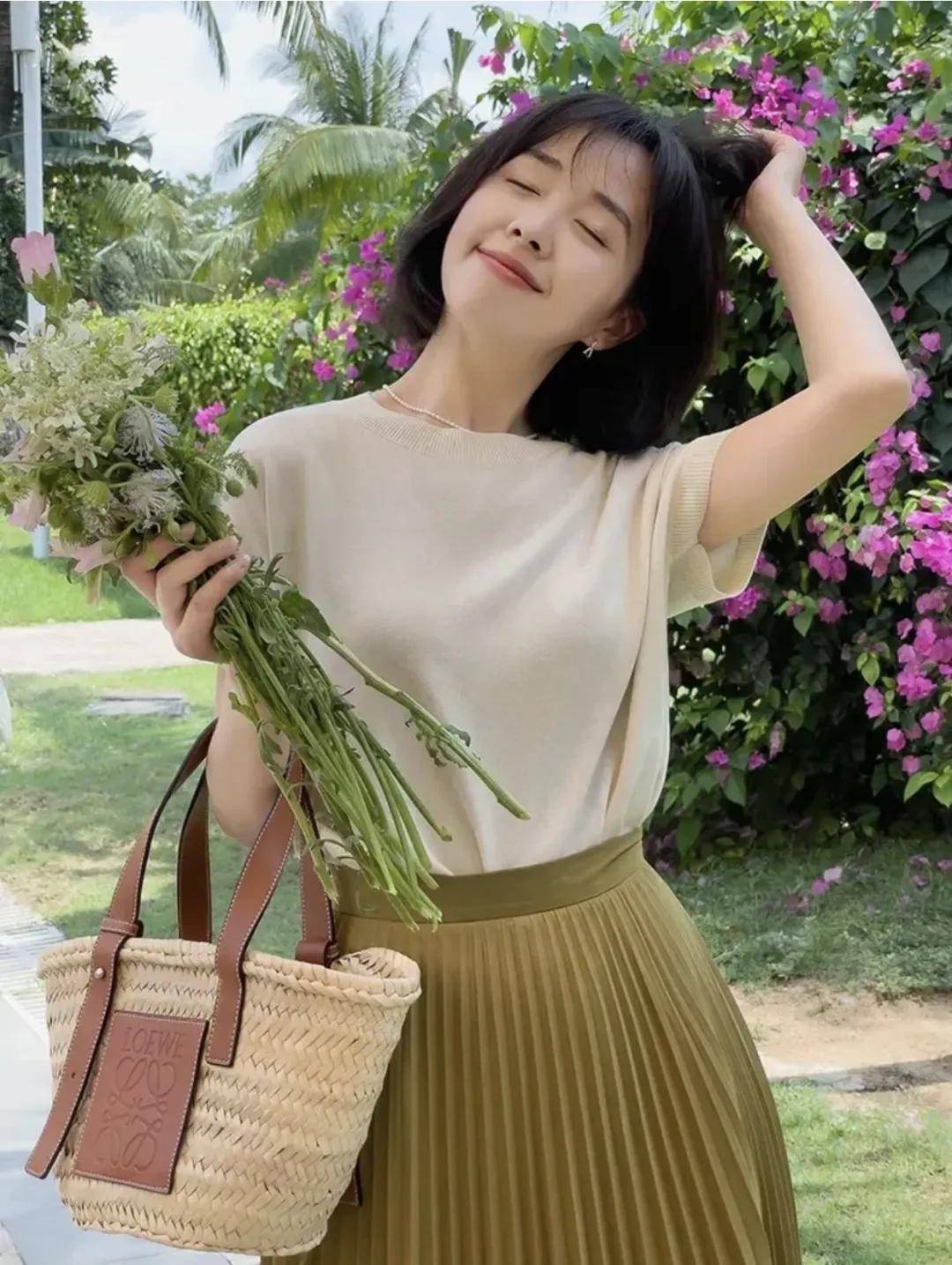 显得|夏天与针织衫更配！中年女性参考这几组针织衫的搭配，温柔又气质