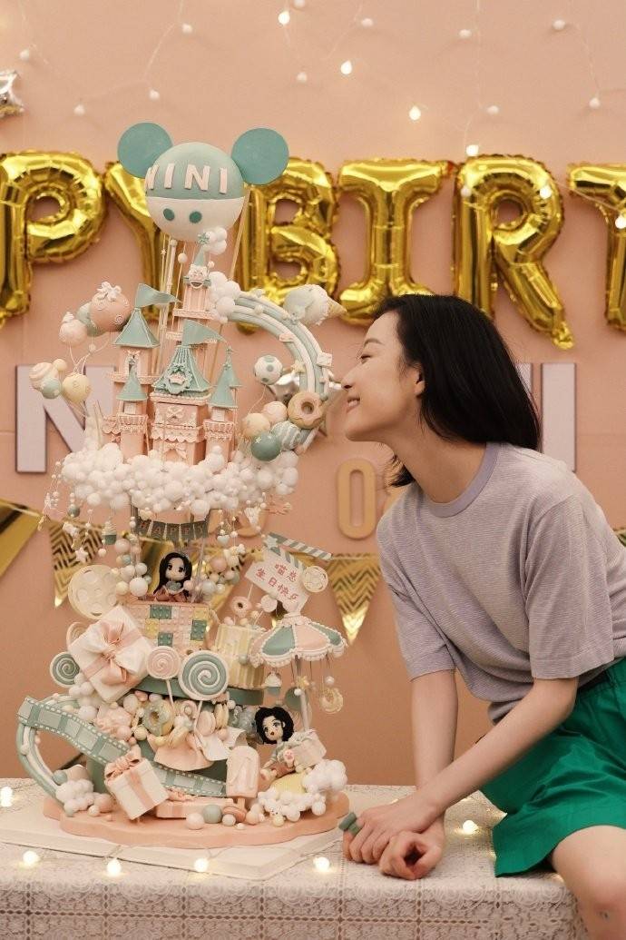 女生|倪妮庆祝33岁生日，穿灰T巧把下摆塞裤腰，穿衣时髦仍像小女生