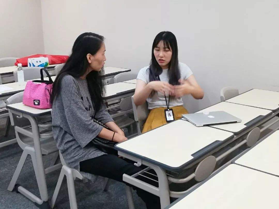 生活|幼儿园萌娃自己哄自己午睡,动作熟练得让人心疼,网友:好可爱