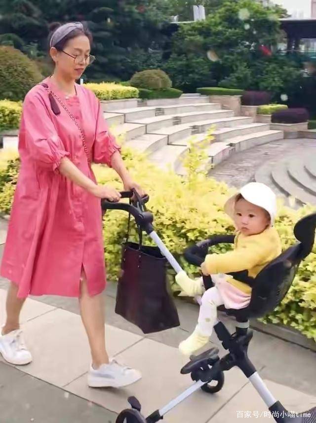 身材|57岁青岛姥姥火了！身材纤细，时尚带娃两不误，出门被错认为宝妈