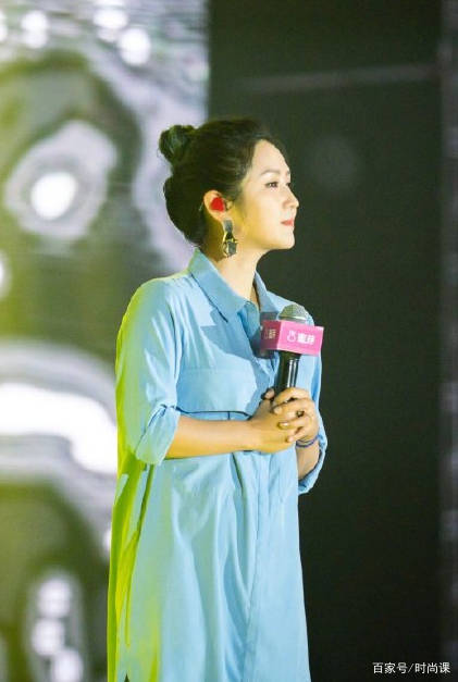 阳光|何洁现身机场,素颜配拼接上衣好时尚,仨娃妈的身材太过真实