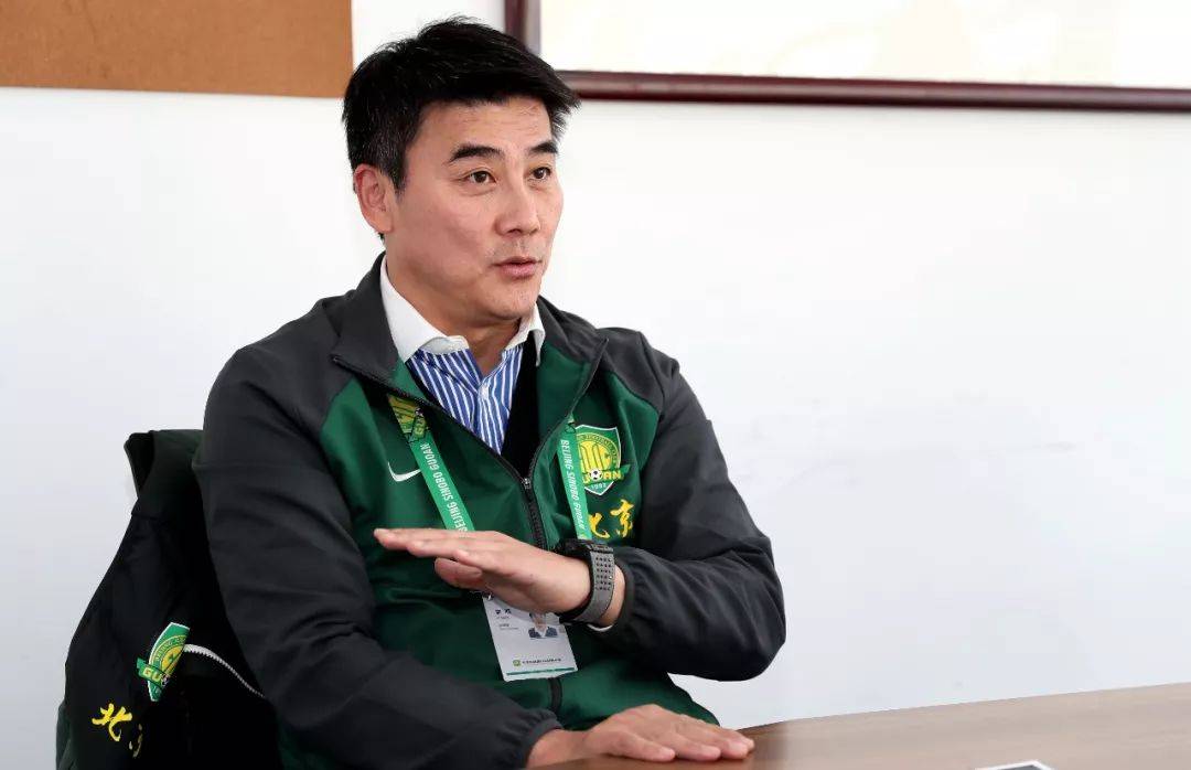 国安|国安官博被爆！球迷喊主帅+总经理下课，直言：有这两人后防凉了