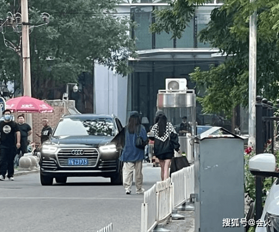 外套|杨幂逛街被偶遇，身材凹凸有致美腿纤细，手提满满两购物袋好阔气