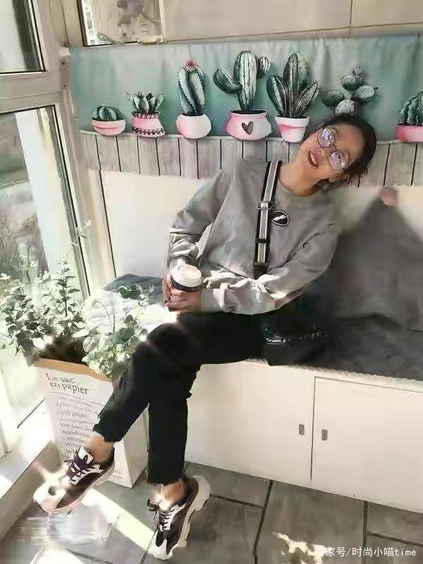 身材|57岁青岛姥姥火了！身材纤细，时尚带娃两不误，出门被错认为宝妈