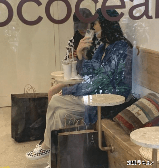 外套|杨幂逛街被偶遇，身材凹凸有致美腿纤细，手提满满两购物袋好阔气