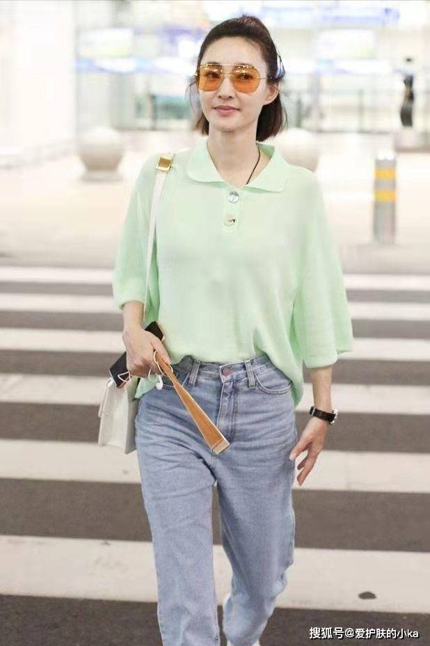 饱和度|36岁王丽坤不愧是素颜杀手，老爹衫配牛仔裤好清爽，不化妆照样美