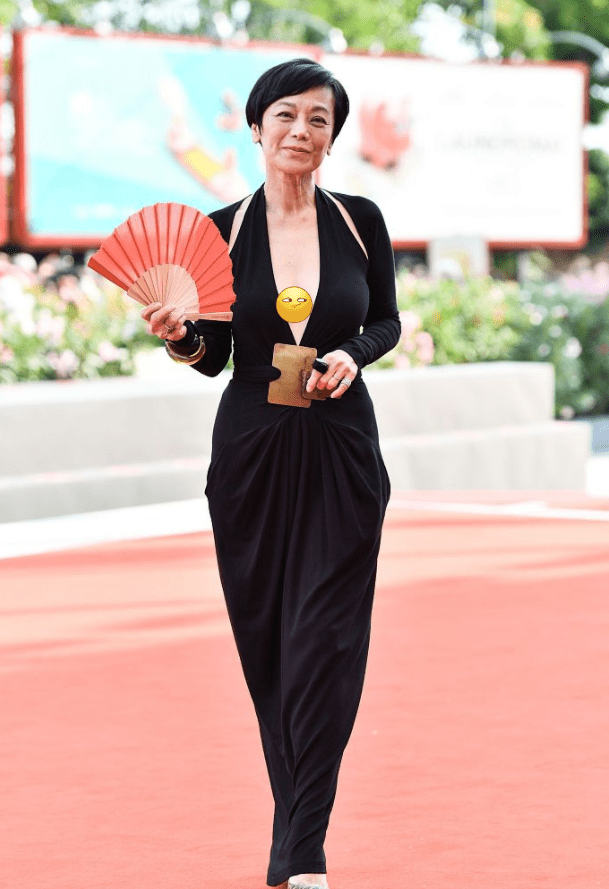 身材|张艾嘉的身材可不像是快70岁，与周润发相拥，更显女人柔情
