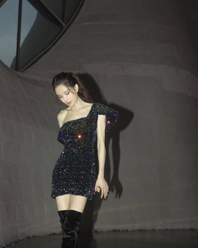 曲线|李若彤真有53岁？穿抹胸开衩裙秀S曲线，女神果然抗老