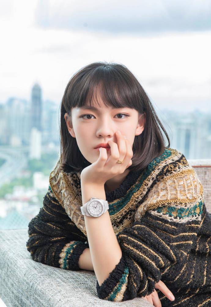 显得|文淇才16岁气质如此出众，印花衬衫配皮裙身材窈窕，文艺清新倍增