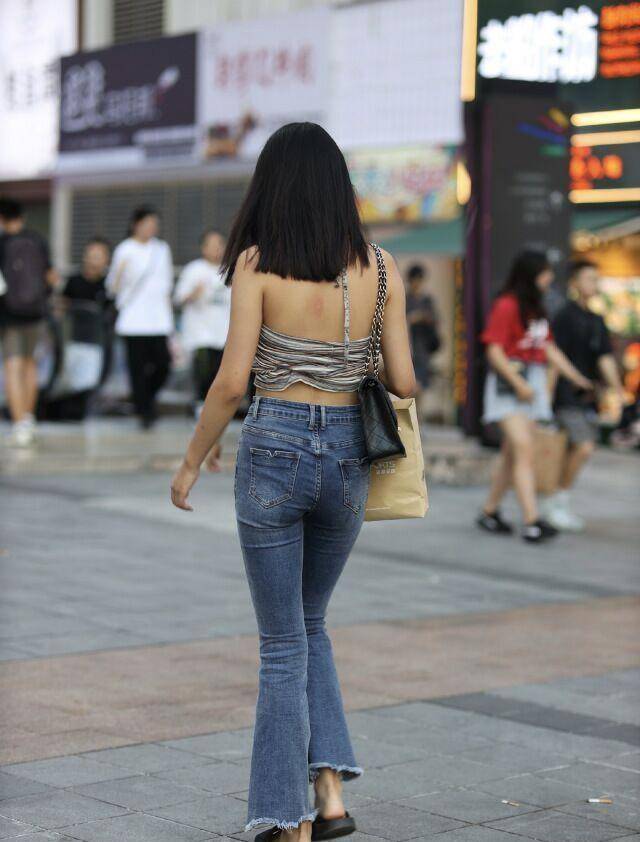 上衣|黑色打底裤搭配时尚上衣，展现修身的感觉，凸显下装的效果