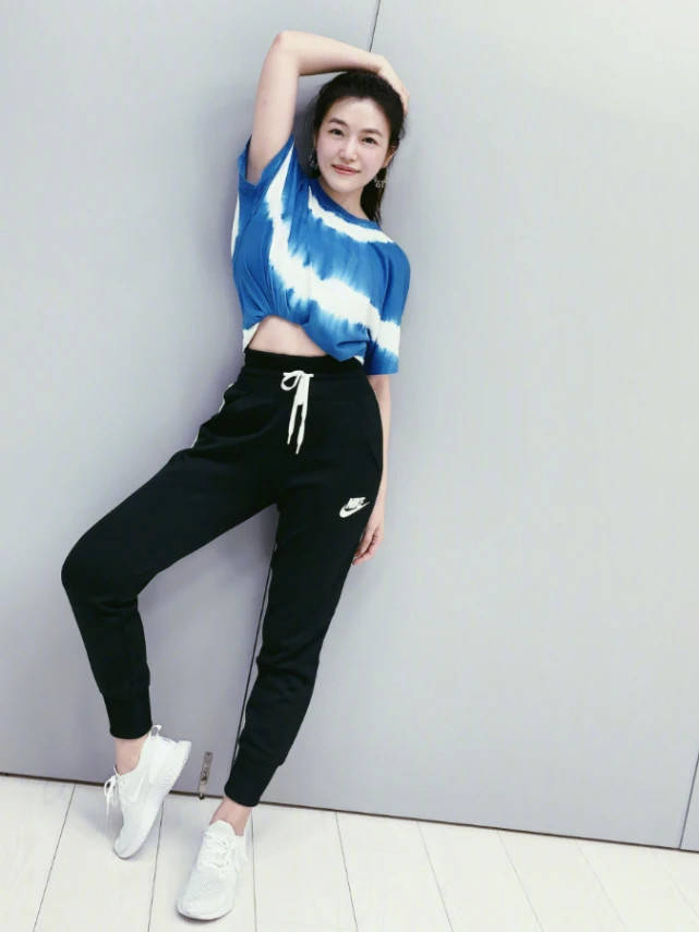 身材|有种“整容”叫陈妍希减肥后，穿露肩装秀身材，陈晓可得看紧了