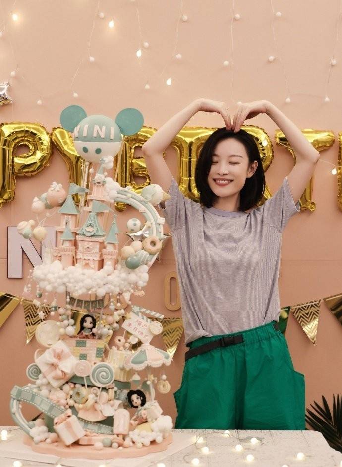 女生|倪妮庆祝33岁生日，穿灰T巧把下摆塞裤腰，穿衣时髦仍像小女生
