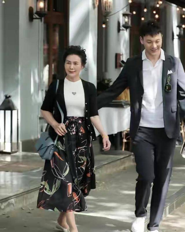 颜色|60岁女人更要穿出优雅,这位姐姐的穿搭精致养眼,端庄大气显年轻