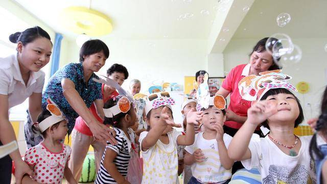 生活|幼儿园萌娃自己哄自己午睡,动作熟练得让人心疼,网友:好可爱