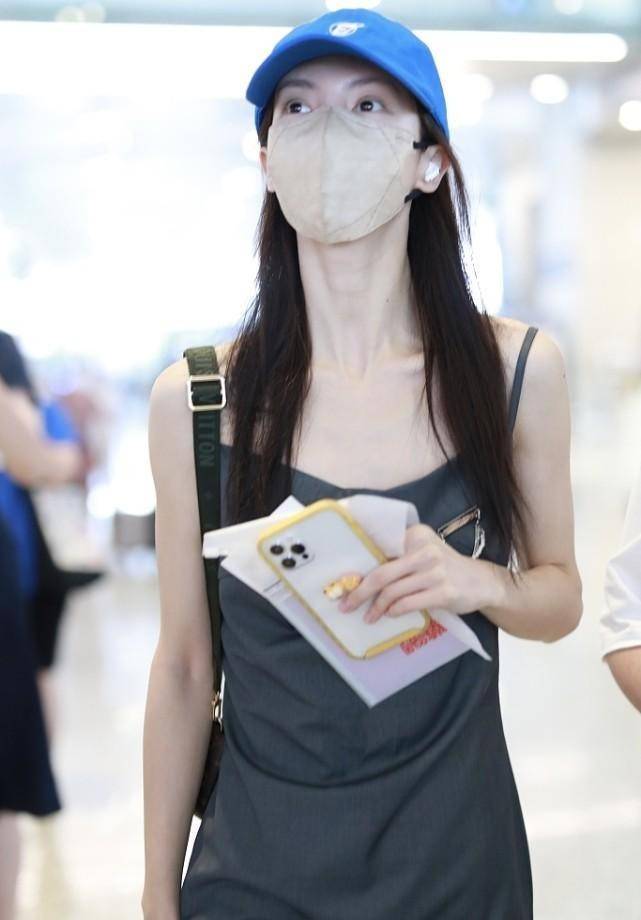服装|金晨好像是穿着做饭的围裙出门了，这么接地气的造型，很有饭香味