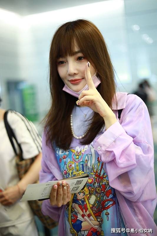 一身|李小璐离婚后越来越嫩了，穿着一身紫色的服装，气质也太嫩了