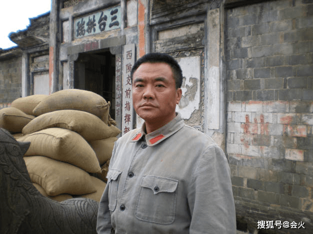 张秋歌|老戏骨张秋歌近照曝光，满头白发眉心皱纹明显，身穿白衣气质优雅