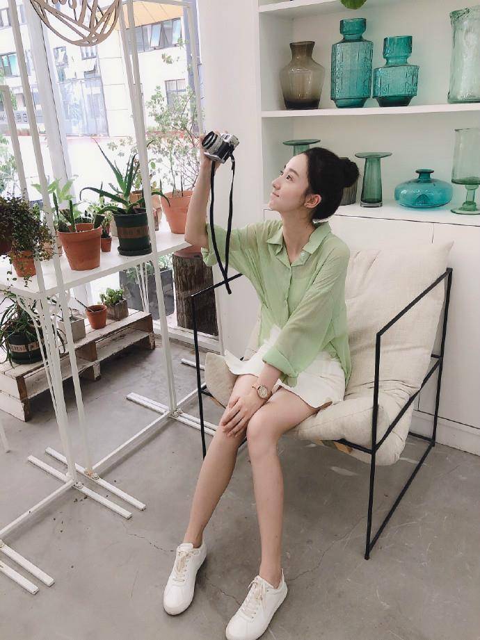 黑色|25岁许晓诺敢于“颠覆”,穿机车服玩工业风一改甜美范,厉害了