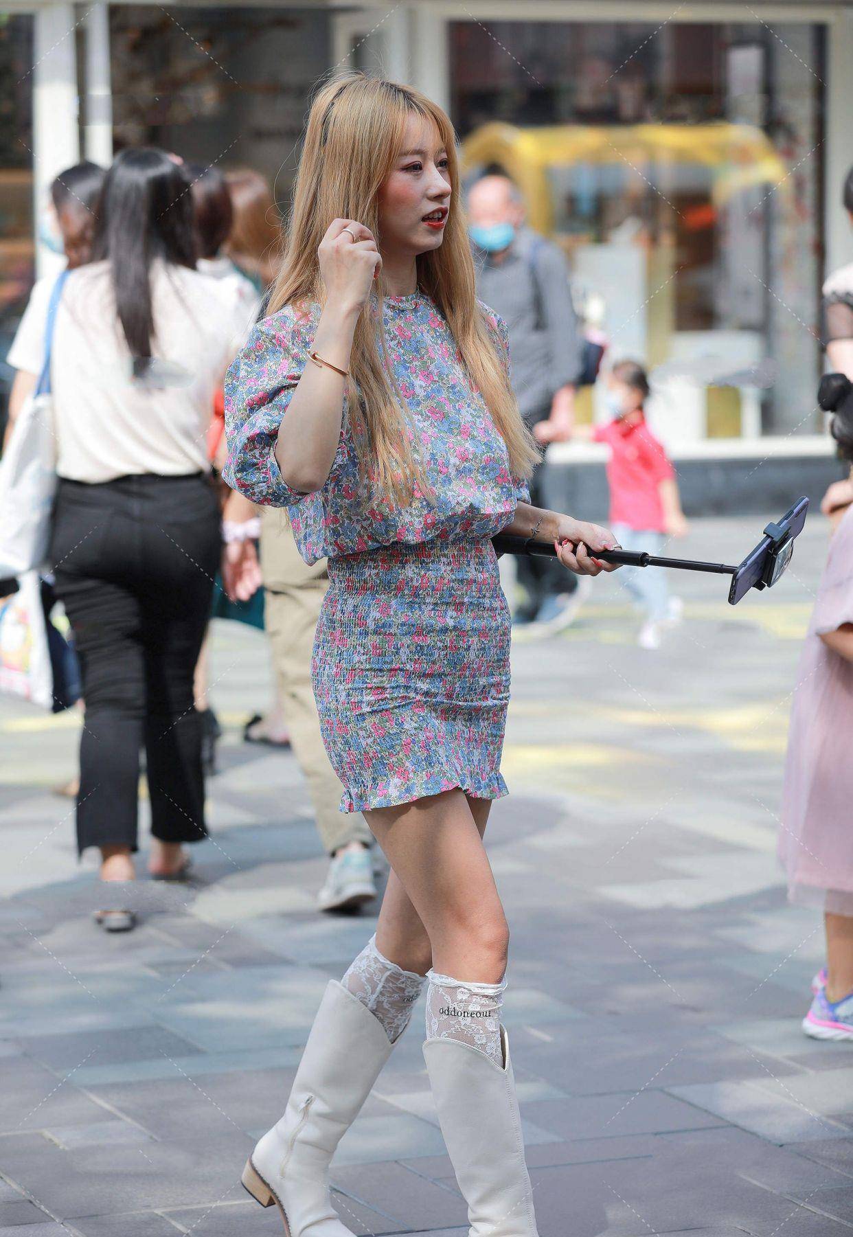 碎花连衣裙配上一双白色马丁靴清新又时尚