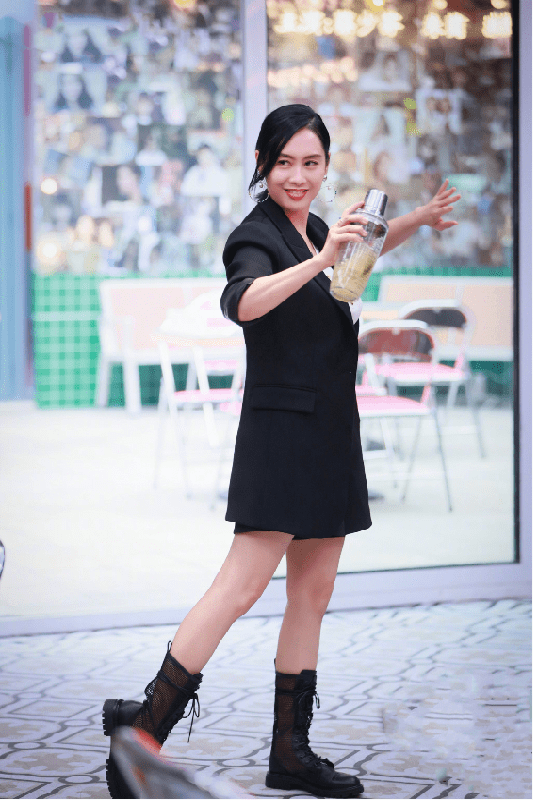 显得|71年的朱茵都快50岁了,但感觉不会老似的,穿黑西装都挺有活力