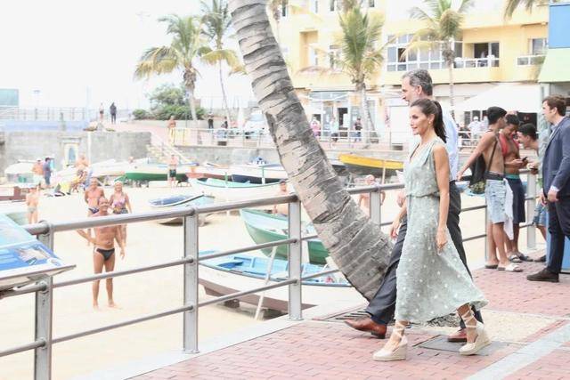 颜色|西班牙王后从不让人失望，一家四口出游，3套换装美得高级又上照