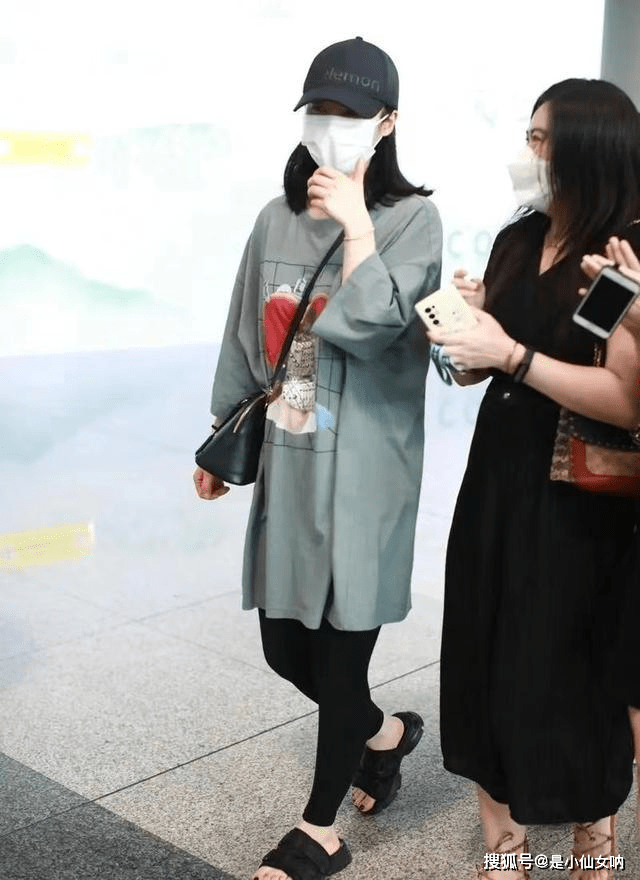 设计|蒋勤勤又轻松美出圈了,一袭露肩连衣裙,“老戏骨”让小花们自卑