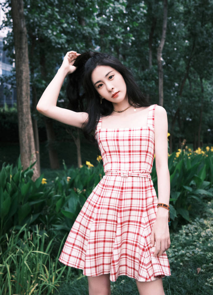 形象|张碧晨穿格纹裙太俏皮，看着不像是当妈的人，倒像是小姑娘