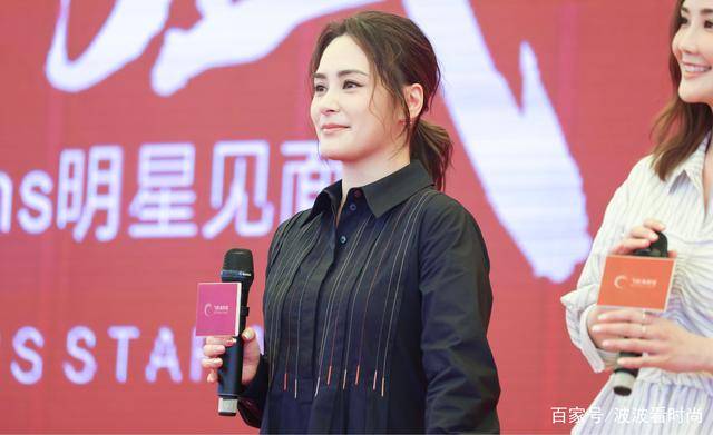 黑色|姐妹再次同框，阿娇身材发福穿衬衫裙像孕妇，被阿Sa瞬间秒杀