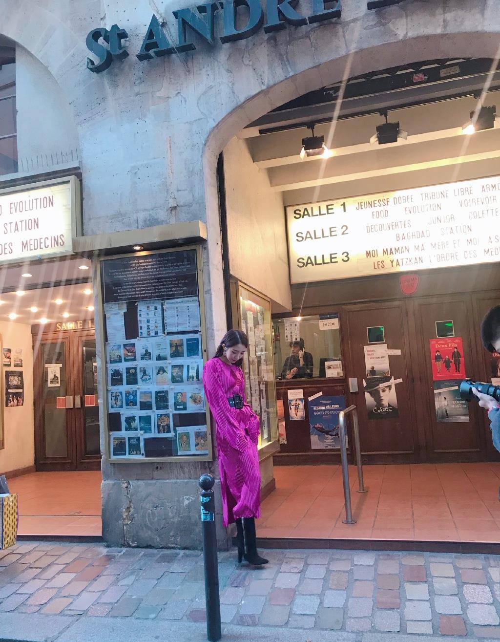 山支|21岁孟美岐街拍，紧身长裤勾勒撩人“腰臀比”，C位出道实力不俗