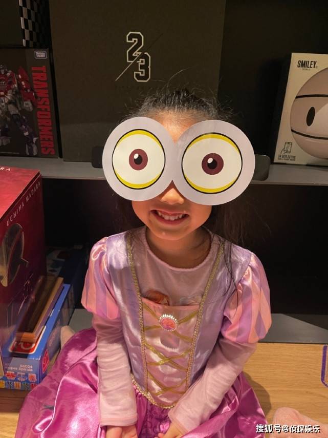 羊角辫|陈赫俩女儿近照曝光，姐姐打扮像小公主，妹妹扎羊角辫暴风长大