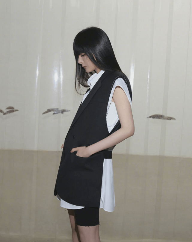 方脸|有种“整容”叫杨幂换刘海，瓜子脸秒变方脸，不料却意外显嫩