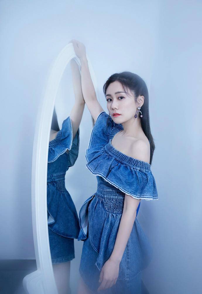 显得|“姐姐”刘芸很有女人味，穿一字肩连衣裙秀香肩，看着挺高级