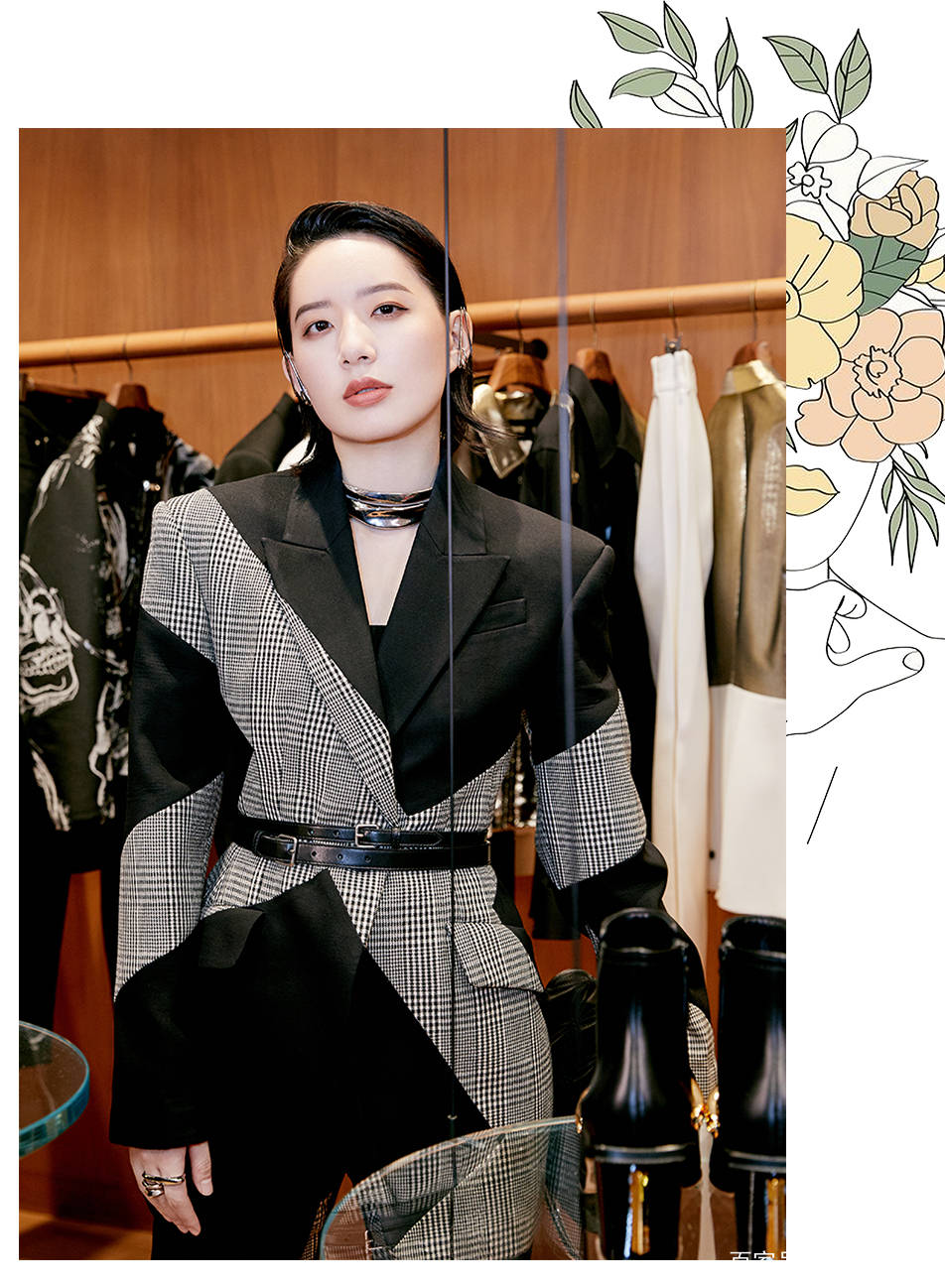 带着|穿铅笔裙的高圆圆一点儿没变，戚薇的娃娃裙是lucky的吧？