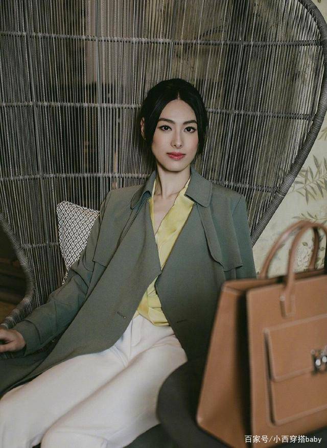身材|梁洛施身材、气质好女神，小香风外套配牛仔裤，哪像3娃的妈妈？