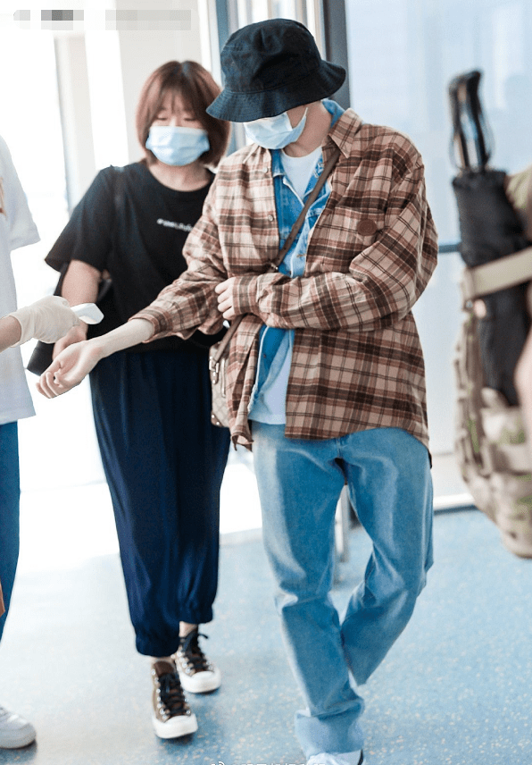 韩系|王源留学前后反差大？穿夹克还要加层“金网”，20岁终于长高了