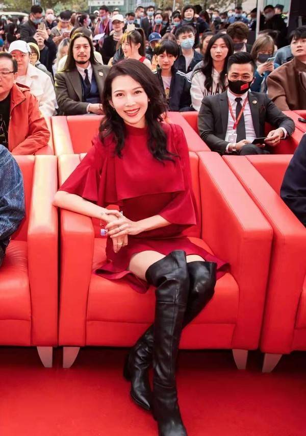 染红|蔡少芬奔五年纪也“叛逆”，染红发配橘色西装，又潮又酷不输00后