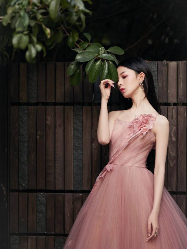 身材|1米68陈瑶是小萝莉吧！白T恤配“围裙”尽显少女风，太甜了