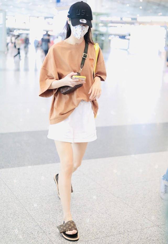 身材|金晨的造型时髦多变，在机场也穿得很洋气，一双拖鞋6千多真够豪