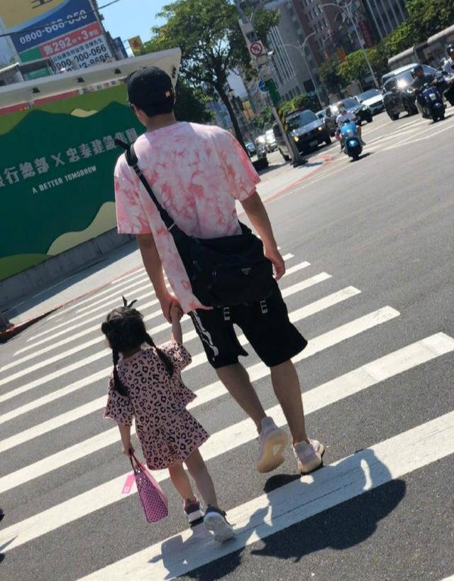 时间|贺军翔晒照二胎得女，满屏幸福，恭喜七夕来到的小公主了！