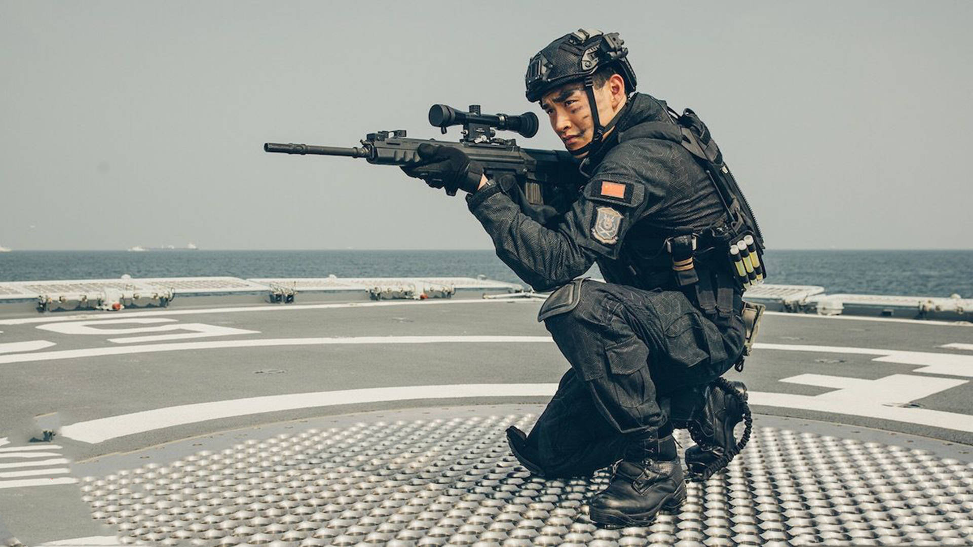 《红海行动》的删减片段,徐宏跟佟莉比肌肉,张天德护妻心切_杨锐和