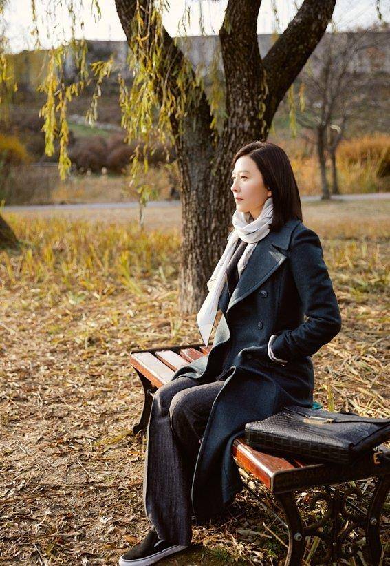 身材|这“婆娘”吃了防腐剂？53岁穿小吊带拍杂志从容优雅，看不出年龄