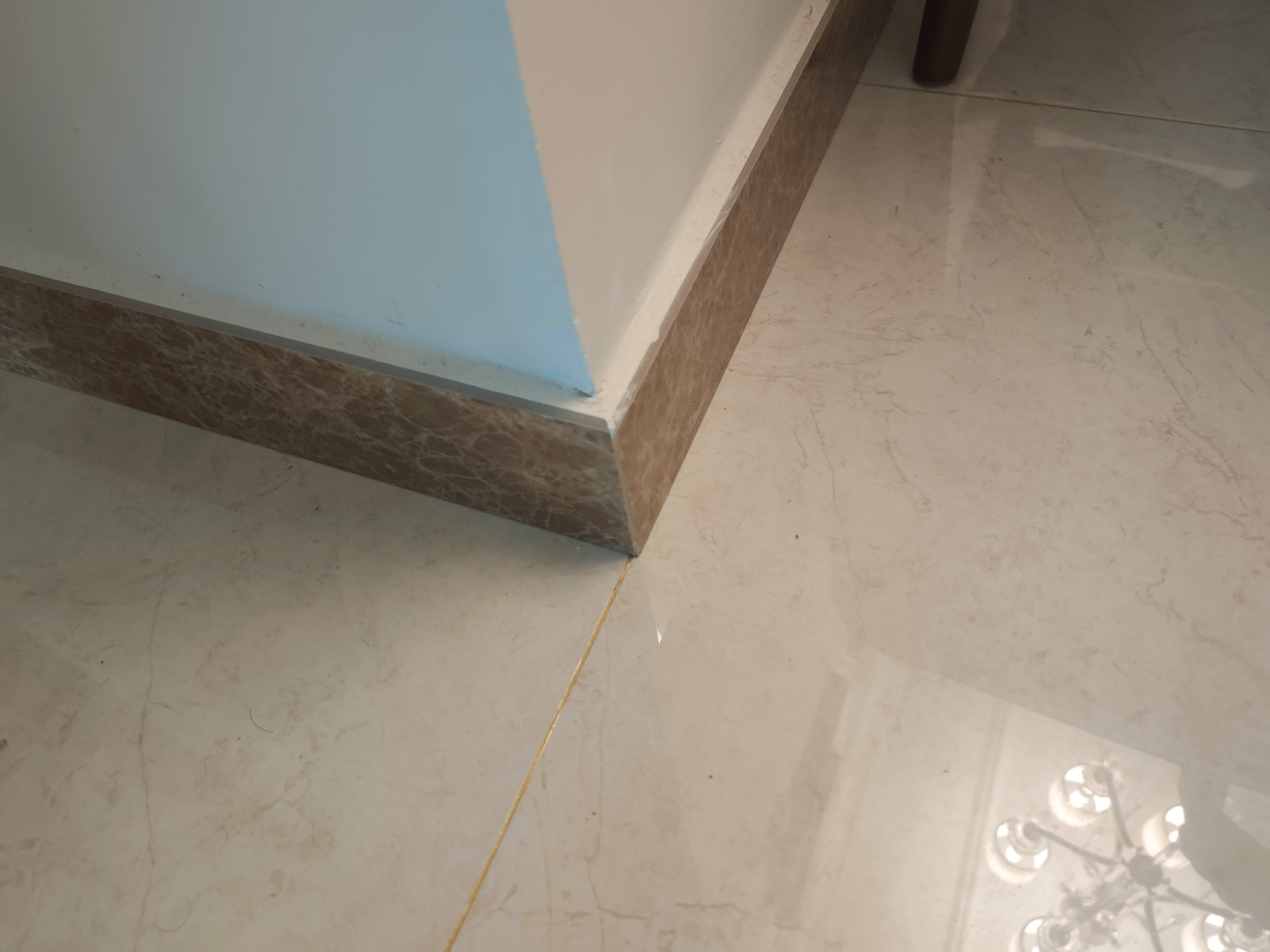 怪我当初懂太少,工人这样给瓷砖拼缝,我竟然没有阻拦