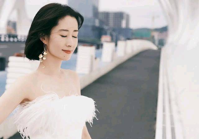月光|刘敏涛一袭白裙清雅干净，肤白貌美宛如白月光