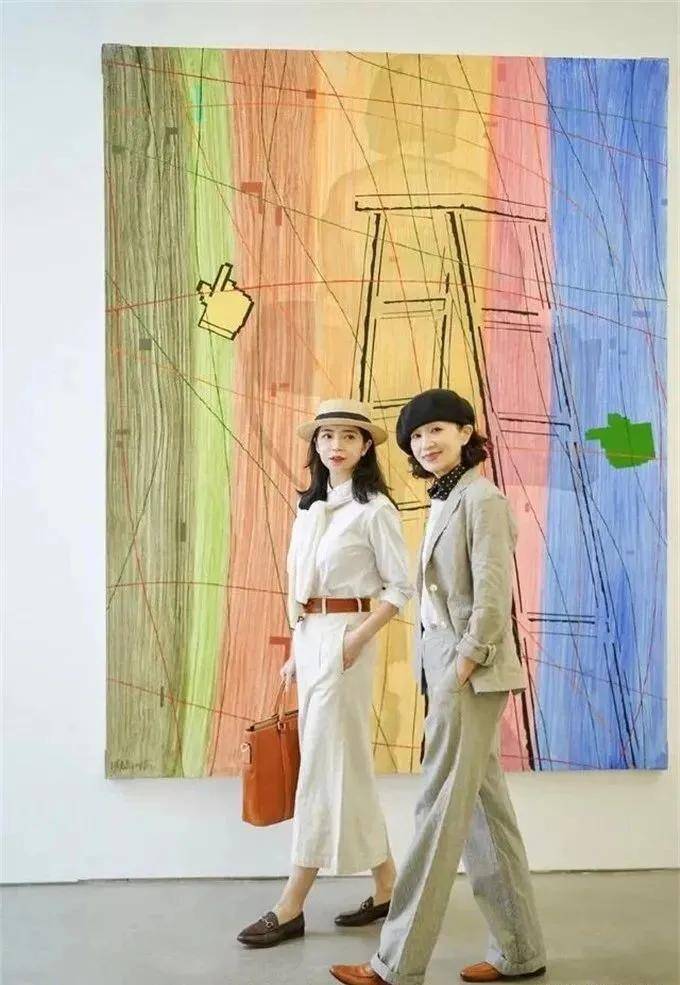 整体|女人50岁以后，夏天少穿T恤，瞧三木妈妈这样穿，优雅又时髦