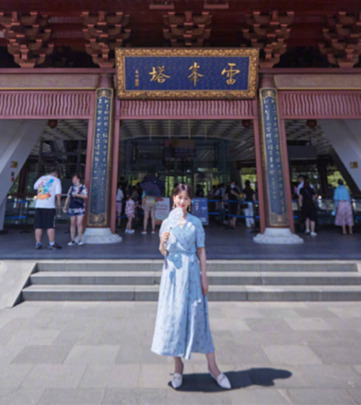 底色|赵雅芝故地重游雷峰塔，68岁身材样貌没咋变，穿碎花裙仙气飘飘