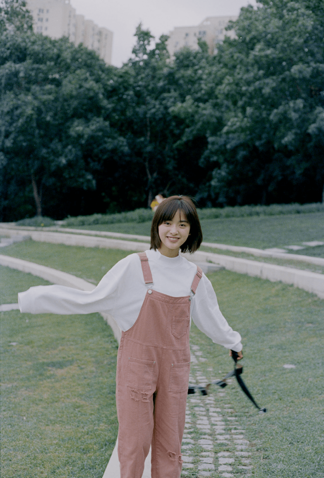 衬衣|短发少女沈月高调回归，清新学生装演绎少女感，娃娃领衬衣真的绝