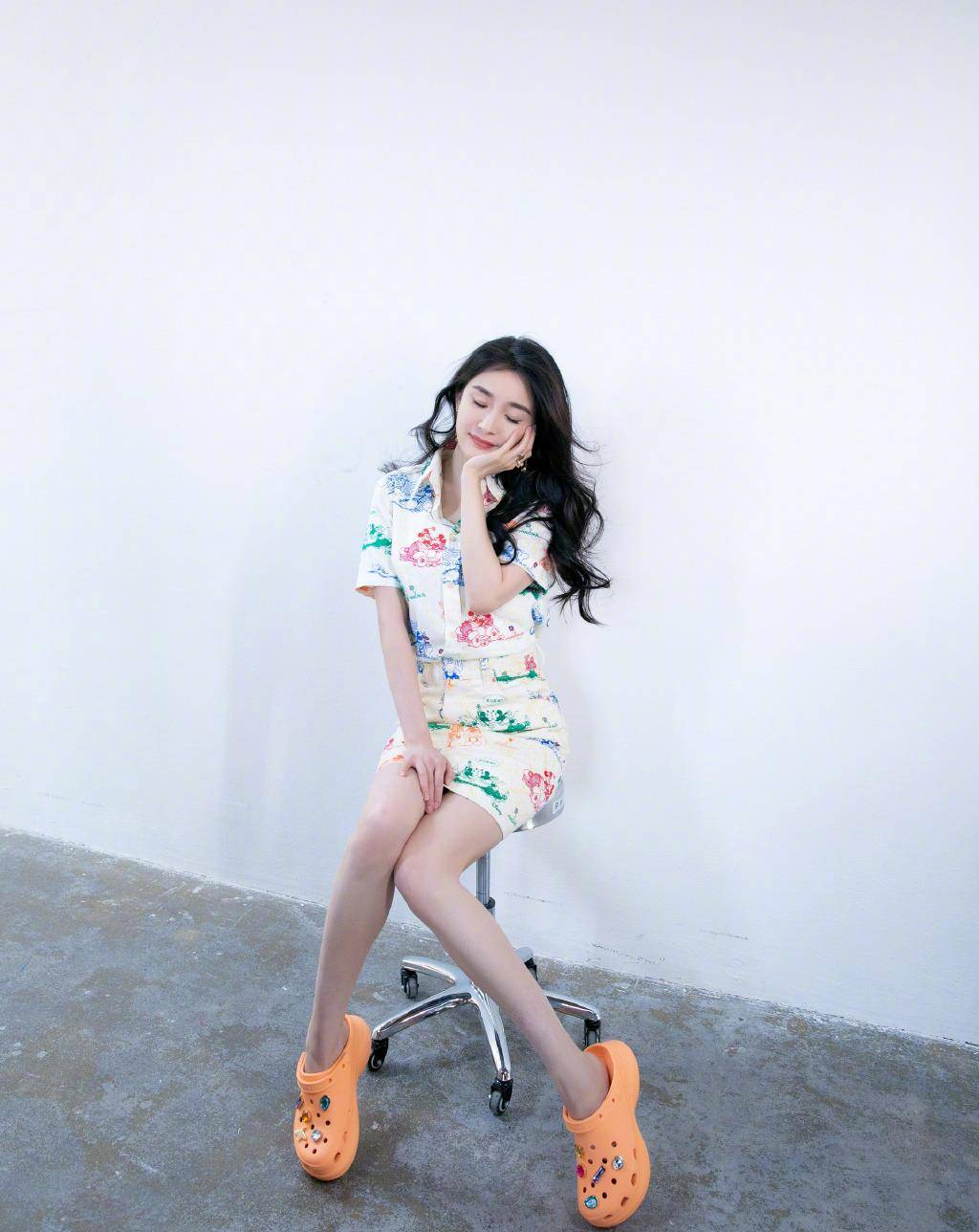 高个子|这个夏天不用秀腿也很时髦，这5个明星穿搭超显瘦，腿粗不用怕